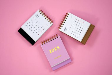 Üç Ocak 2025 masa takvimi, parlak pembe bir arka planda güzelce düzenlenmiş..
