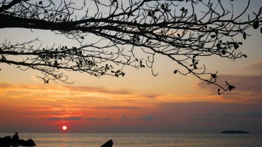 Sahilde güzel bir gün batımı