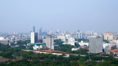 Jakarta, Endonezya, 24 Ekim 2024: Jakarta şehir silueti tepeden. Şehir binaları kirlilikle kaplıdır.