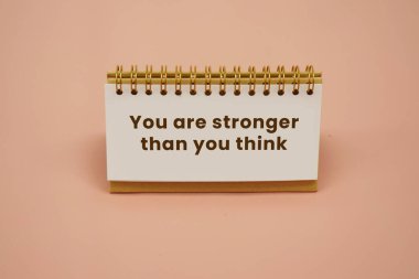 Üzerinde mesaj olan küçük masa kartları. Düşündüğünden daha güçlüsün.