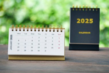 Bokeh doğa arka planlı Ocak 2025 için masa takvimi