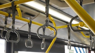 Toplu taşıma otobüsünün içindeki bir yolcu korkuluğunun yakın çekimi