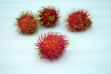 beyaz arkaplanda rambutan meyvesi