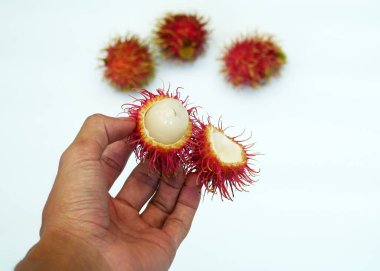 beyaz arkaplanda rambutan meyvesi