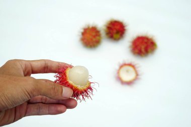 beyaz arkaplanda rambutan meyvesi