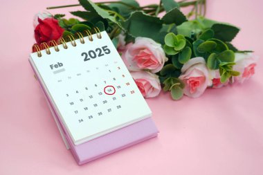 14 'ünde Mark' ın olduğu Şubat masa takvimi, Sevgililer Günün kutlu olsun. Takvimin yanında gül çiçeği