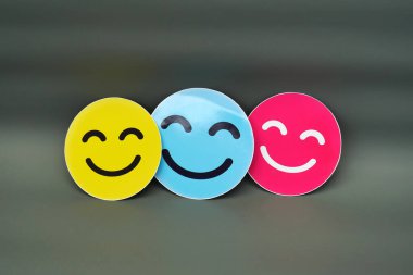 Yeşil Arkaplanda Renkli Gülen Yüzler Mutluluk, Neşe, Olumlu ve Eğlenceli Ruh Durumu Sanatını Temsil Ediyor