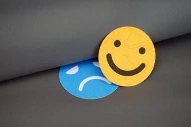 Mutlu Yüz Kaplama: Duyguları, İkiliği, Akıl Sağlığını ve Pozitifliği Saklama Konsepti