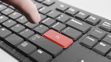 Kara Klavyede Kırmızı 