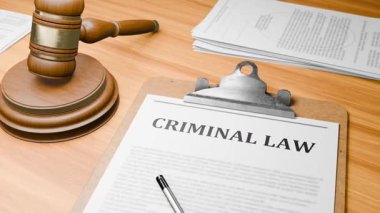 Tablodaki Tahta Belgeler 'de Vurgulanmış Sözcük' CRIMINAL LAW 'ile 3D Hazırlanmış Tahta Avukat Masası. Yargıç Gavel 'in Tahta Kapı Vuruşu ve Mahkeme Mahkeme Mahkemesinde Ceza Hukuku Hakkında Karar Veriyor.