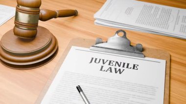 Tablodaki Pano Belgeleri 'nde Vurgulanmış Sözcük' JUVENILE LAW 'ile 3D Oluşturulmuş Tahta Avukat Masası. Yargıç Gavel 'in Tahta Kapı Vuruşu ve Mahkeme, Mahkeme Salonunda' JUVENILE Yasa 'hakkında Karar Veriyor.