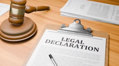 Tablodaki Pano Belgeleri 'nde Vurgulanmış Sözcüklerle 3D Oluşturulmuş Ahşap Avukat Masası. Yargıç Gavel 'in Tahta Kapı Vuruşu ve Mahkeme Mahkemede 