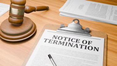 Tablodaki Pano Belgeleri 'nde Vurgulanmış Sözcük ile 3D Oluşturulmuş Tahta Avukat Masası. Yargıcın Tahta Kapı Çalma ve Mahkeme, Mahkeme Salonu 'nda' Terminasyon Bildirisi 'hakkında Karar Veriyor.