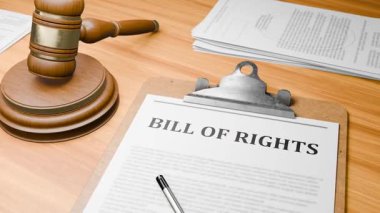 Tablodaki Tahta Döşeme Belgeleri 'nde Vurgulanmış Sözcük Tasarısı ile 3 Boyutlu Tahta Avukat Masası. Yargıç 'ın Tahta Kapı Çalma ve Mahkeme, Mahkeme Salonunda' Haklar Bildirgesi 'hakkında Karar Veriyor.