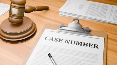 Tablodaki Pano Belgeleri 'nde Vurgulanmış Sözcüklerle 3D Oluşturulmuş Tahta Avukat Masası. Yargıcın Tahta Kapı Vuruşu ve Mahkeme, Mahkeme salonunda 