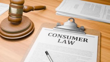 Tablodaki Tahta Belgeler 'de Vurgulanmış Sözcük' CONSUMER LAW 'ile 3D Hazırlanmış Tahta Avukat Masası. Yargıç 'ın Tahta Kapı Çalma ve Mahkeme, Mahkeme Salonunda' KONUŞAN Yasa 'hakkında Karar Veriyor.