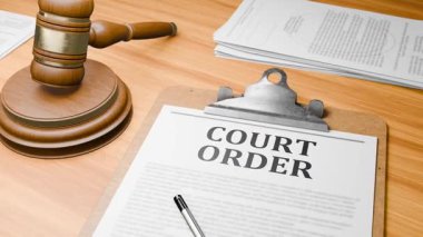 Tablodaki Pano Belgeleri 'nde Vurgulanmış Sözcük' COURT ORDER 'ile 3D Hazırlanmış Tahta Avukat Masası. Yargıç Gavel 'in Tahta Kapı Vuruşu ve Mahkeme, Mahkeme salonunda' COURT Emri 'ile ilgili karar veriyor..