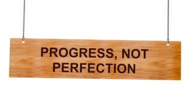 Ahşap zeminde beyaz bir tabela.