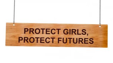 Gelecekteki güvenliğinizi koruyun - metniniz için kopyalama alanı olan beyaz bir arkaplanda izole edilmiş ahşap metin işareti