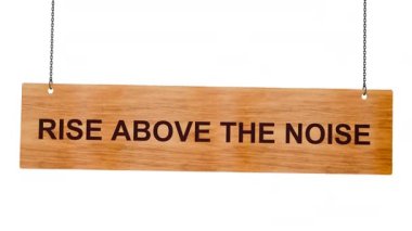 Beyaz izole zemin üzerinde ahşap asılı hoparlör işareti olun