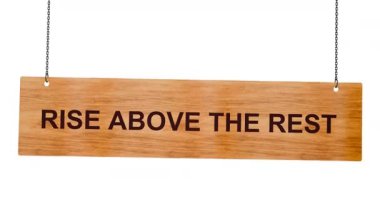 Beyaz bir arka planda asılan direğin üzerindeki tahta harfler.