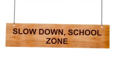 Okul bölgesi tahta tahtası beyaz arkaplan üzerinde izole