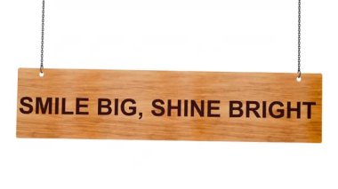 Beyaz tahta üzerinde bir tabela.