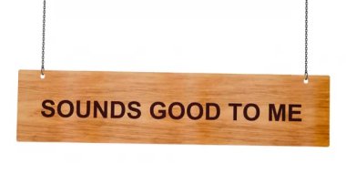 Beyaz arka planda ahşap bir tabela, iyi ve iyi şeyler yazılı.