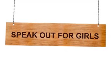 Kadın hakları, tahta çerçeveye yazılmış kelimeler, asılma işareti, beyaz arka planda izole edilmiş.