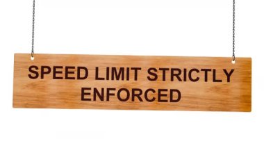 yüksek hız sınırı tahta işareti beyaz arkaplanda izole edildi