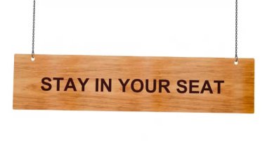 Yazılı ahşap tabela beyaz arka planda oturmayın, izole edin, kırpma yolu dahil