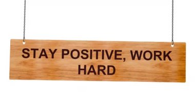 Beyaz arka planda ahşap bir çerçeve, siyah panolu beyaz bir tabela, güzel görünümlü...