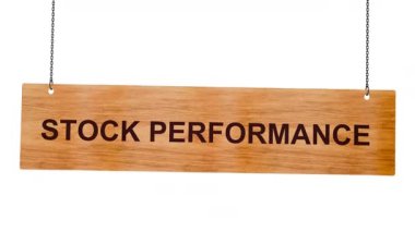 Tahta bloklara yazılmış hisse senedi analiz metni, izole pazar grafiği.