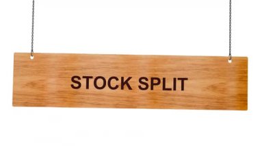 Beyaz arkaplanda izole edilmiş ahşap harflerle imzala