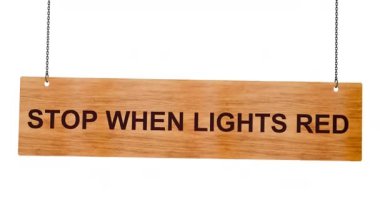 Kırmızı ışığı olan tahta bir tahta.