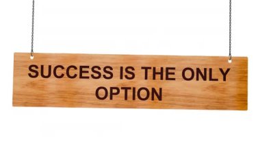 Tahta çerçeveli bir işaret. 