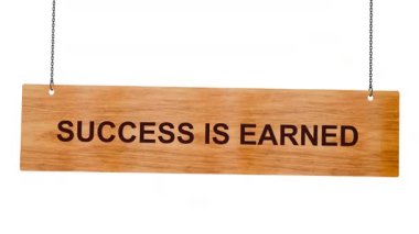 Başarı, ahşap çerçeve üzerinde beyaz üzerine yazılmış bir başarıdır.