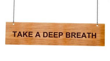 Sakin ol, rahatla, motive edici ilham verici kelimeler düşün, tahtaya yazılmış kelimeler.