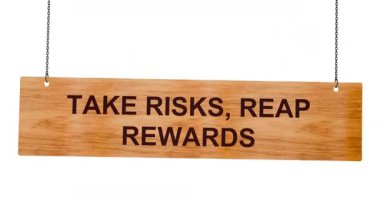 beyaz ahşap çerçeve üzerindeki sözlerin kırpma yolu ile izole edilmiş risk motivasyon sözcüklerini yemek için alın.