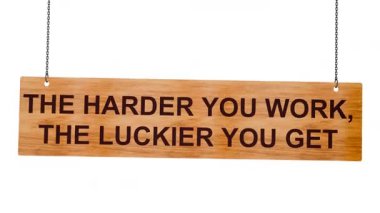 Çalışmak için zor bir yol olmayan ahşap bir tabela. beyaz arkaplanda izole.