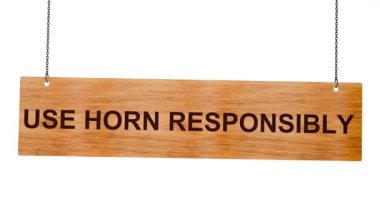 Beyaz arkaplanda boynuz işareti kullanmak için korna kullanmayın