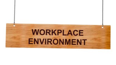 çevre iş yeri metni beyaz arkaplanda izole edilmiş ahşap asılı işareti üzerine