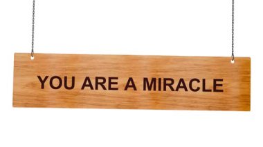 Ahşap çerçevede yazdığına inanacak mısın? Kopya alanı olan ahşap bir tahta. Motivasyon kavramı.