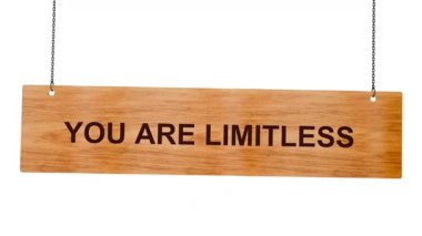 Tahta çerçeveye yazılmış limitli bir metinsin. asılma işareti.