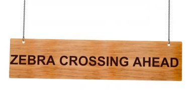 Beyaz arkaplanda zebra geçiş işareti izole edildi