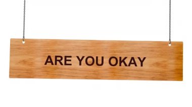 Seniz. Zincirde asılı tahta tabela.