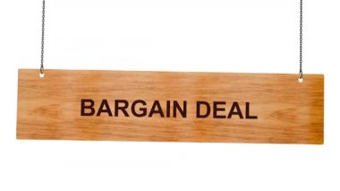 Beyaz arka planda kelime anlaşmalı tahta tabela.