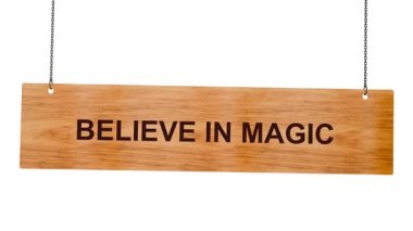 Tahta çerçeve üzerinde sihirli metne inanmak, ahşap bir arka planda izole.