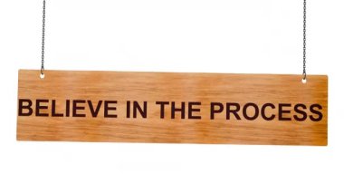 Kelimenin işleyişi tahtaya asılı bir işaret..