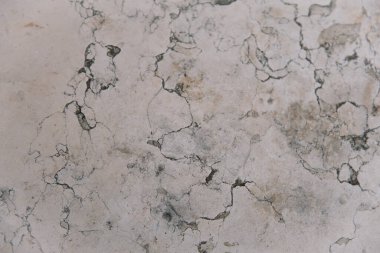 Bu resim, yüzeyinde çarpıcı bir mermer dokusunu barındıran güzel tasarlanmış mermer tezgahın detaylı bir yakın çekimini gösteriyor.
